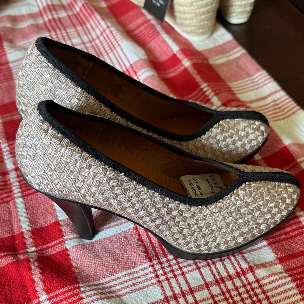 NWOT bernie mev. W Beige/blush & Black Woven Heels SZ 37 EU SZ 6 US - Picture 1 of 7